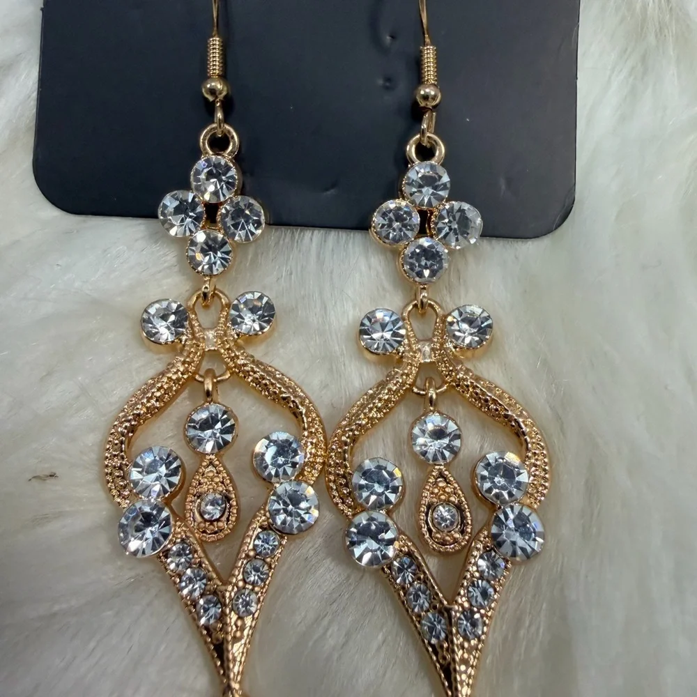 🩷5/$10🩷 paparazzi Gold Rhinestone and Pearl Drop Earrings - White Pearls